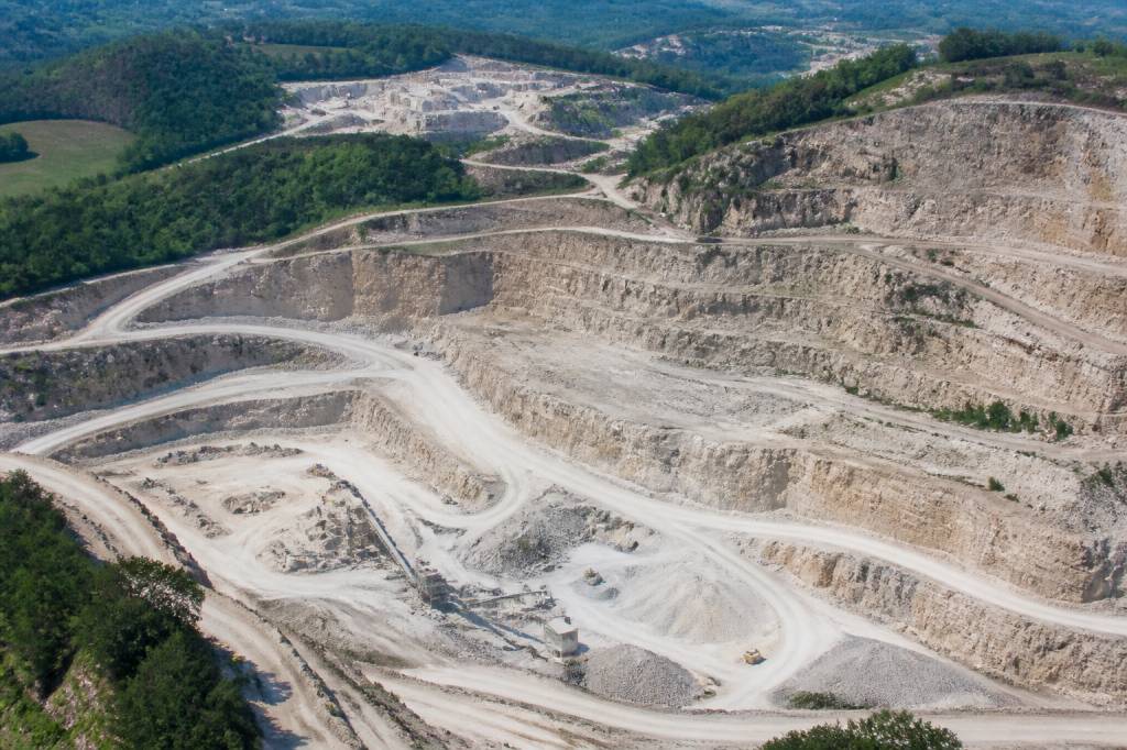 Carrière de montebourg : histoire, exploitation et enjeux environnementaux