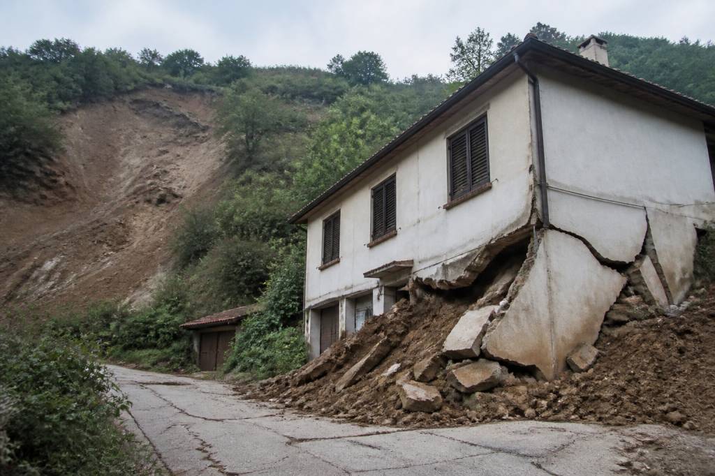 Mouvements de terrain : causes, risques et prévention des dégâts sur les sols et les constructions